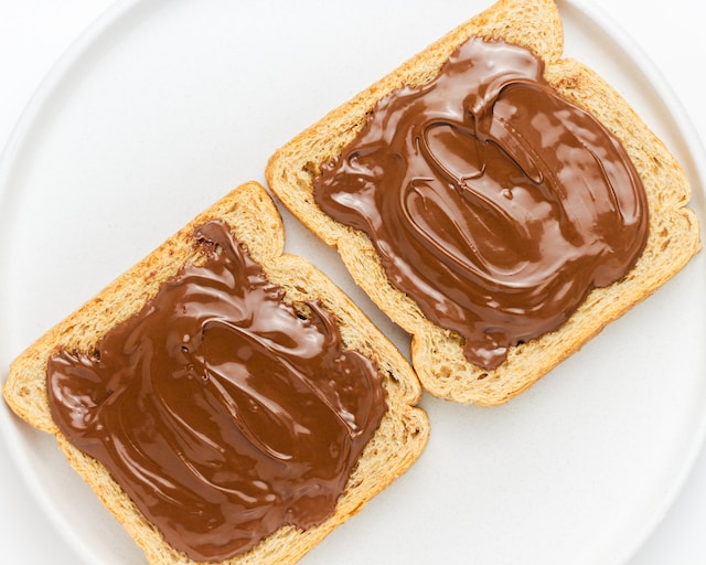 nutella alternative without palm oil spread on bread